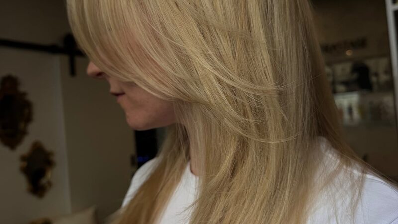 Gladka svetla blond s stopničastim striženjem in šiško